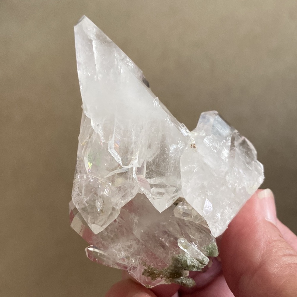 🔥AAA QUALITY QUARTZ CLUSTER🔥Points all over + 🌈. 3”X 2.5”X1”. STUNNING - Picture 12 of 17